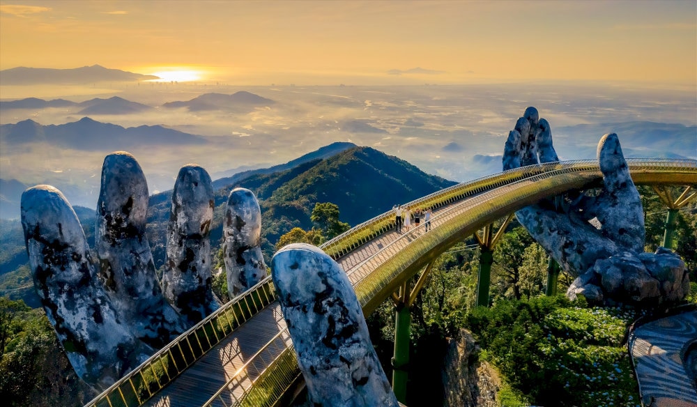 Cầu Vàng Đà Nẵng vắng người nhất vào lúc sáng sớm